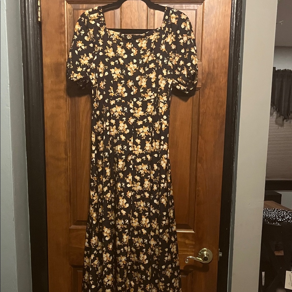 Chic Floral Midi Dress in Black and Yellow